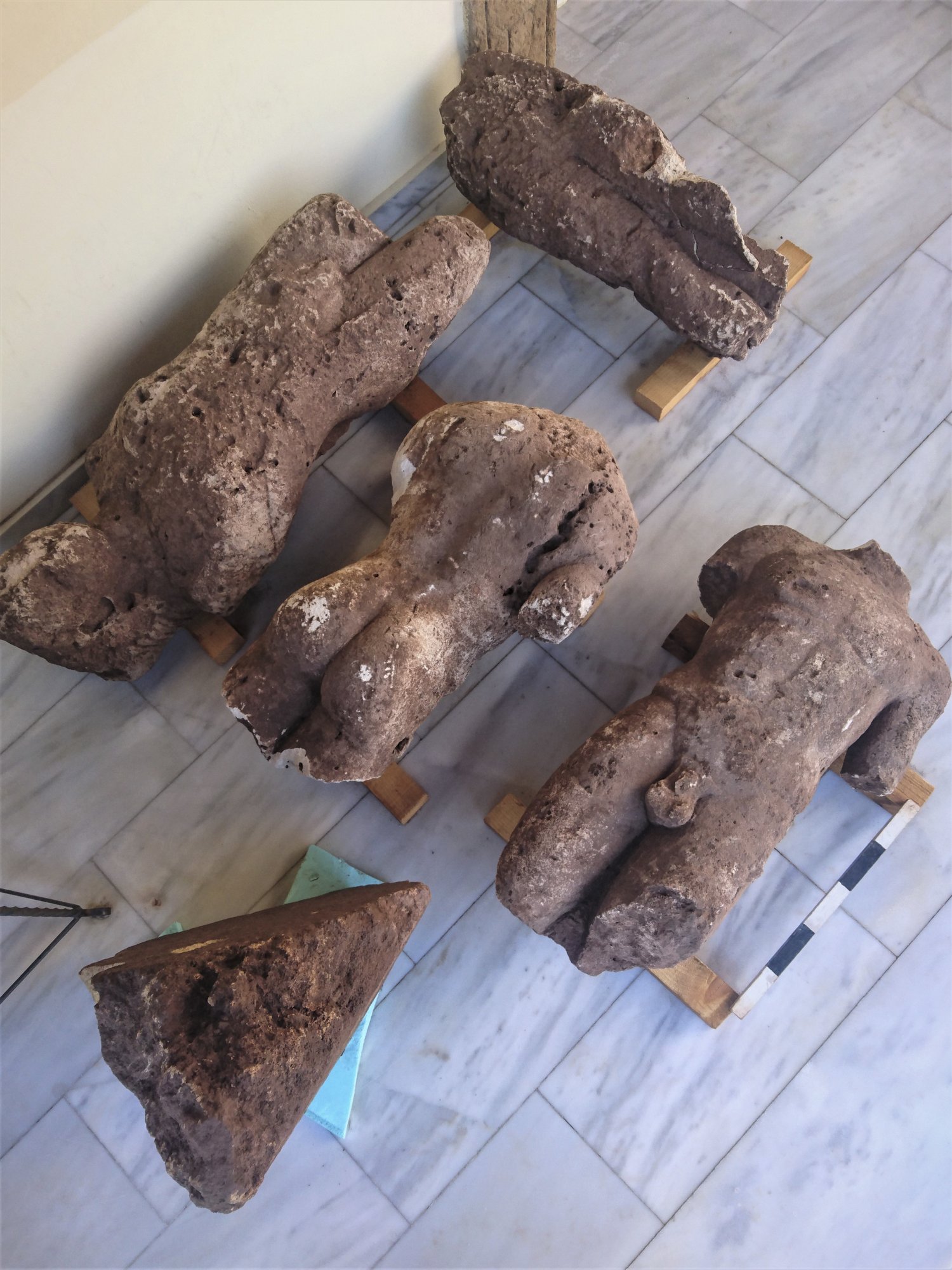 Фермер откопал на своем поле древние статуи